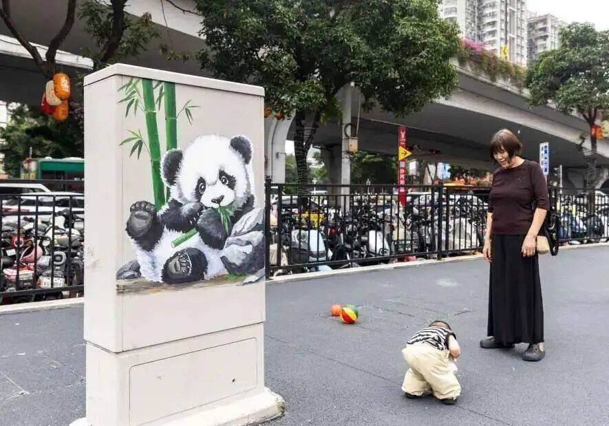 广州环卫工在街头电箱画画火出圈！当事人回应：小时候因动漫爱上画画