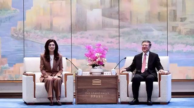 吃完了宴席,两岸在上海谈妥,对赖清德改了称呼,郑丽文一锤定音