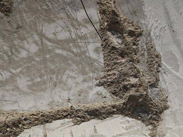 屋顶八米裂缝、混凝土一抠就掉 潍坊恒信熙湖名筑刚买就糟心(图3)