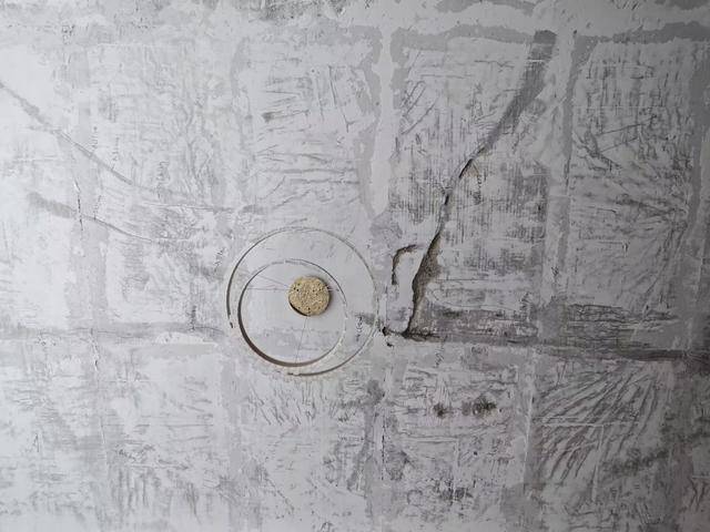 屋顶八米裂缝、混凝土一抠就掉 潍坊恒信熙湖名筑刚买就糟心(图2)