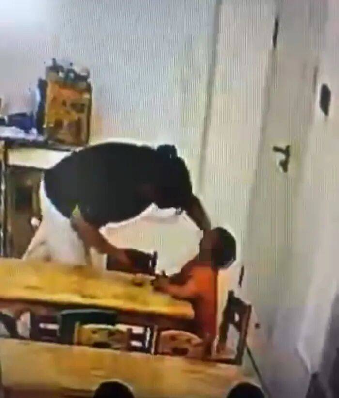 拖拽、掐脸、拎腿致其倒立 多名幼童疑遭艾右宝贝三幼师施暴(图3)