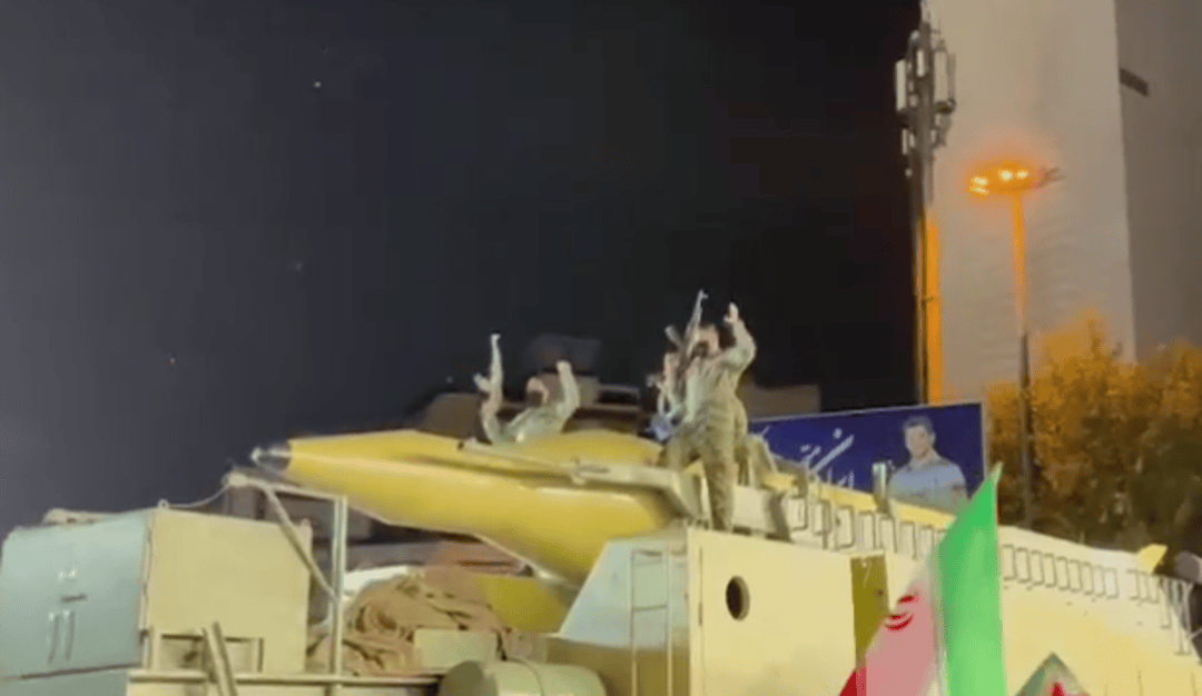 美伊停火期限将至 伊朗展示导弹 -华闻时空