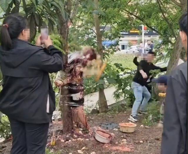四川泸州一起婚闹事件引争议，男子被扒衣绑在树上泼酱油扔鸡蛋，当地民政局：确实不文明，但“没犯法”只是“庆祝方式不一样”