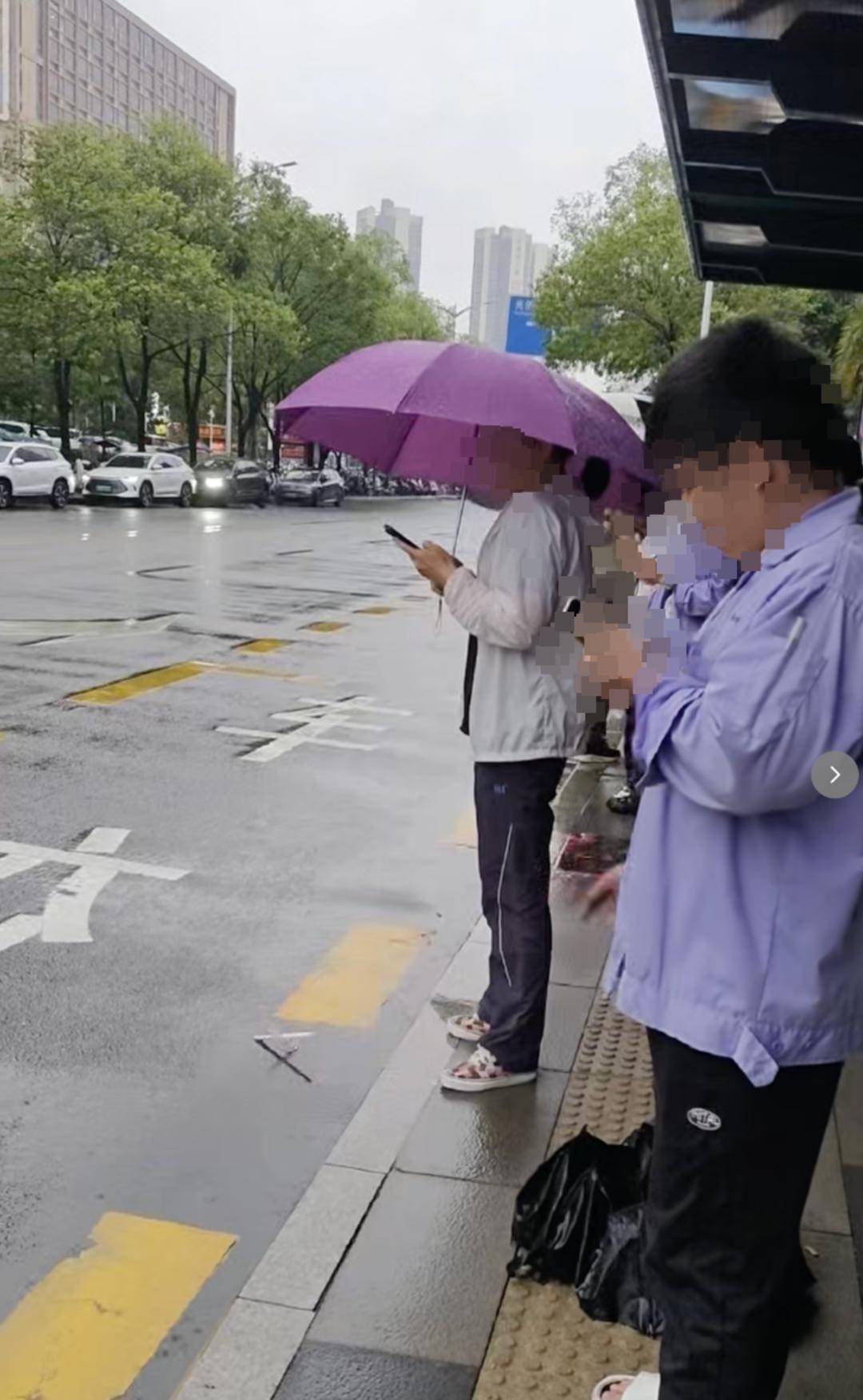 快评丨一杯饮料泼向香烟，为何点燃全网怒火？