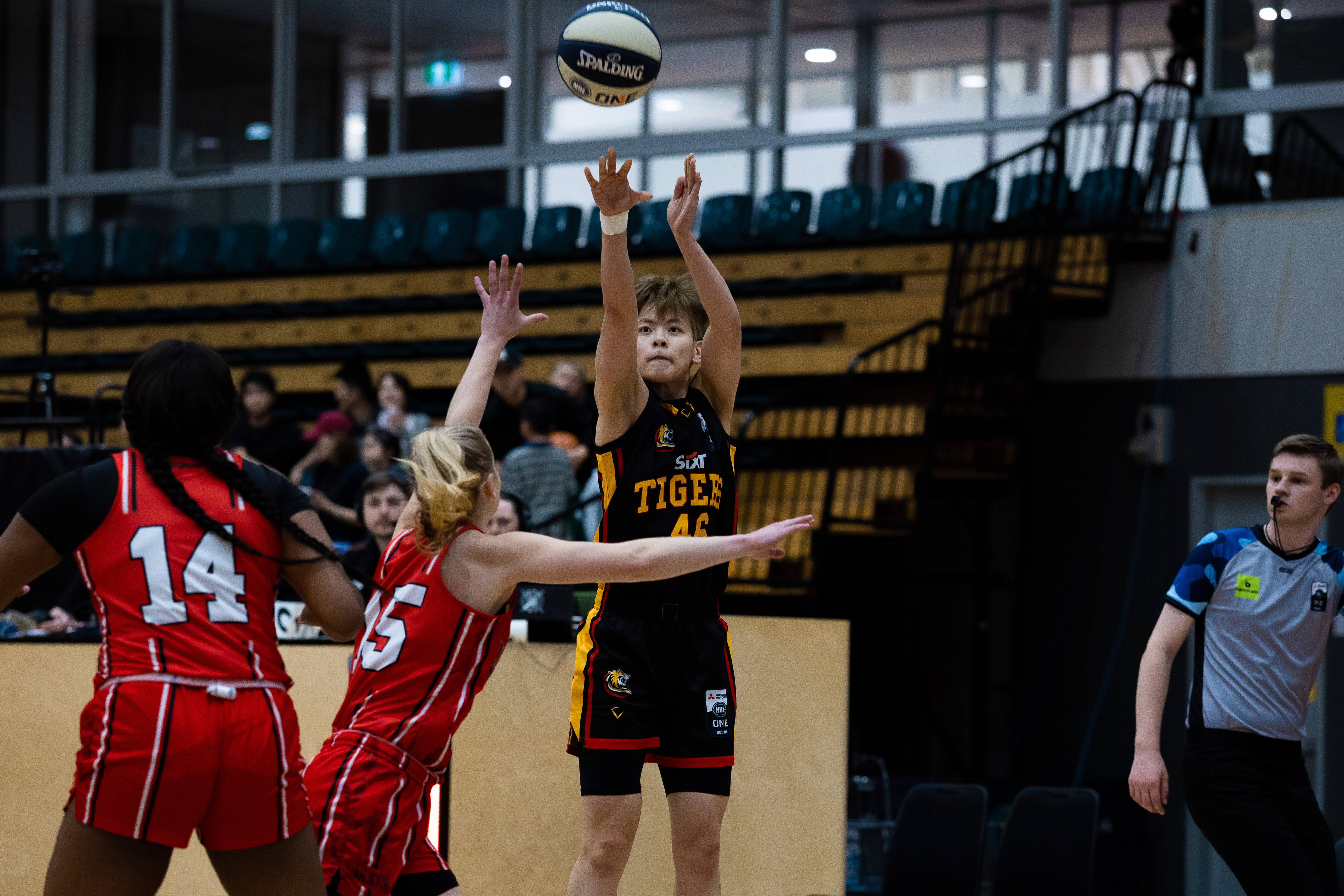 （体育）篮球——杨舒予、陈明伶澳大利亚主场首秀