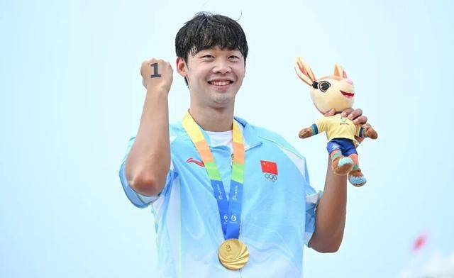 双人包夹、轮流反超都没用!张子扬掌控全局摘下金牌_成章_中国队_赛场
