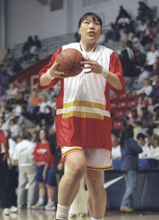 “女篮巨人”郑海霞，婚后16年无子女，身体状况令人心疼