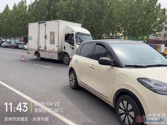 五菱缤果行车突发冒烟断电车门锁死：车主带