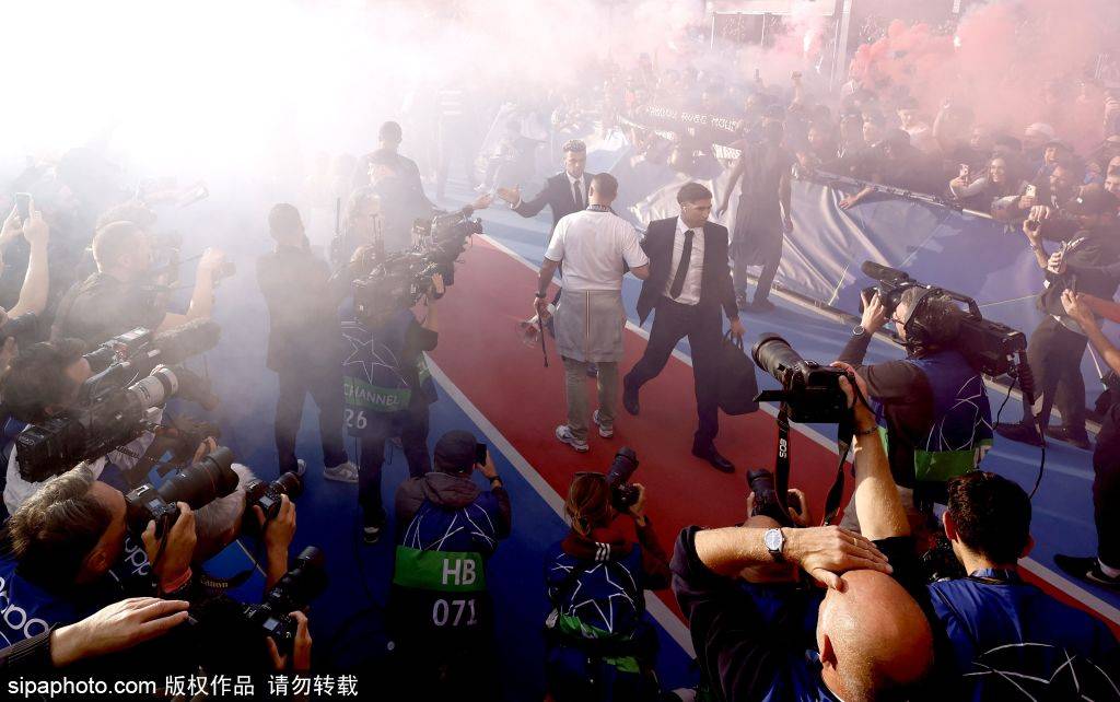 西甲双雄风云再起：皇马主帅悬念迭出，巴萨财政危机重重，女足欧冠战火升级！