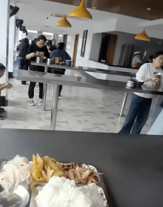 某公司食堂没有座椅，员工只能站着吃饭，工作人员：此模式已运行20多年，站着吃效率更高