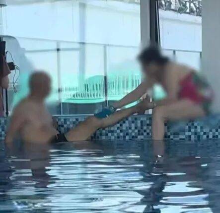大爷大妈泳池内当众搓澡引争议，法律怎么看？