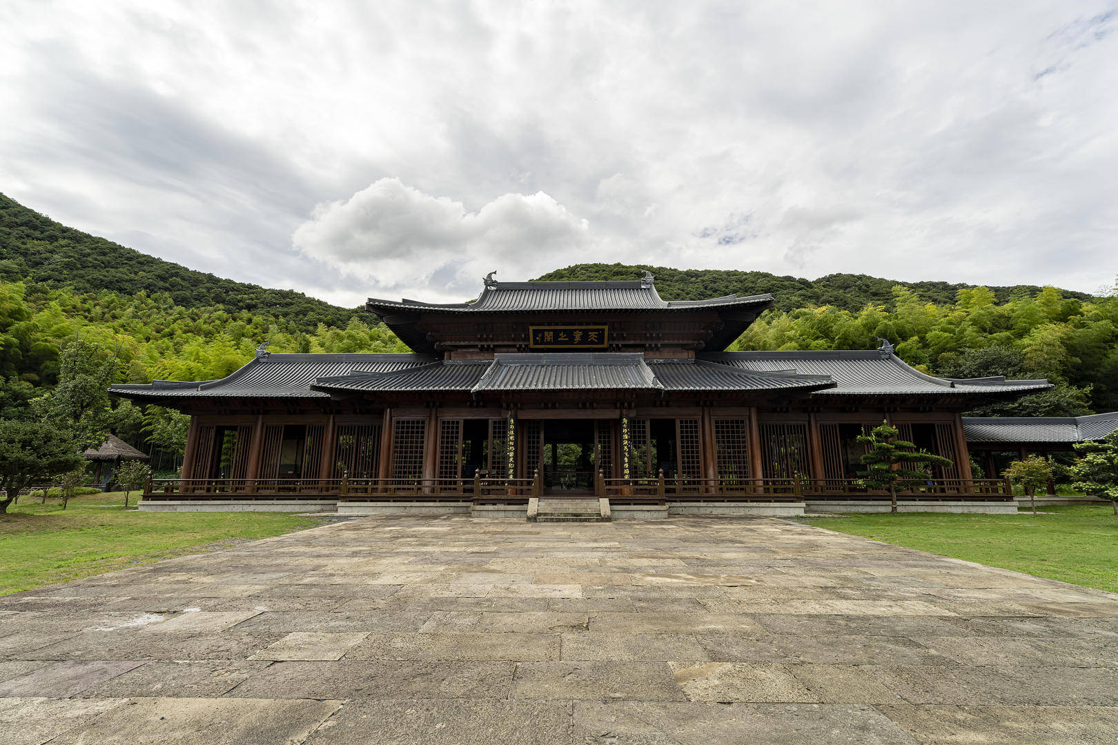 凭留白美学出圈，绍兴天章寺“五一”客流大增 景区：珍惜流量，将坚守简约素雅风格 -华闻时空
