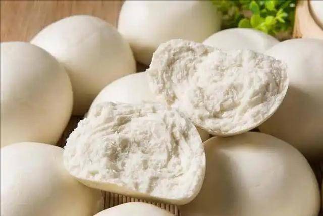 馒头与胃病的关系，医生告诫：若想保护胃部，要减少吃这4种食品