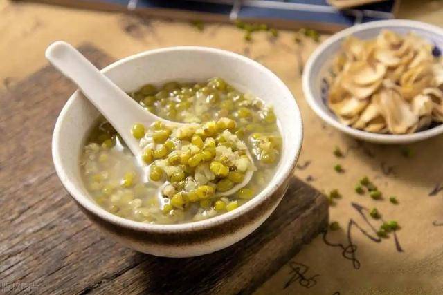 原创            绿豆汤再次被关注！医生：糖尿病人喝绿豆汤时，多注意这5点