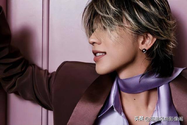 蔡徐坤 Met Gala 预热派对：紫缎凝矜贵，风华赴盛筵