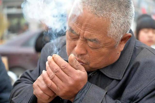 原创            老年人要戒烟吗？医生再三劝告：老人70岁后，戒烟谨记3做3不做！