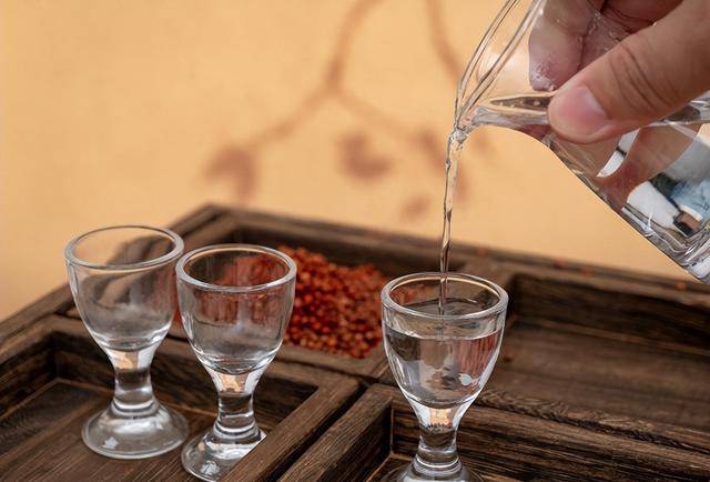 原创            白酒再次被关注！医生发现：高血压者喝白酒，不用多久或有3变化
