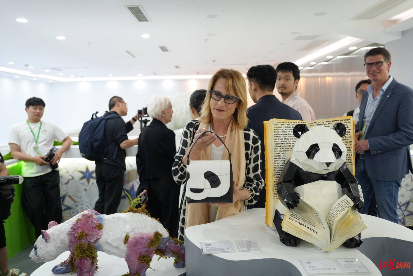熊猫家园·创想奇境国际创意联展上的大熊猫手提包，为何让意大利艺术奖主席忍不住合影？