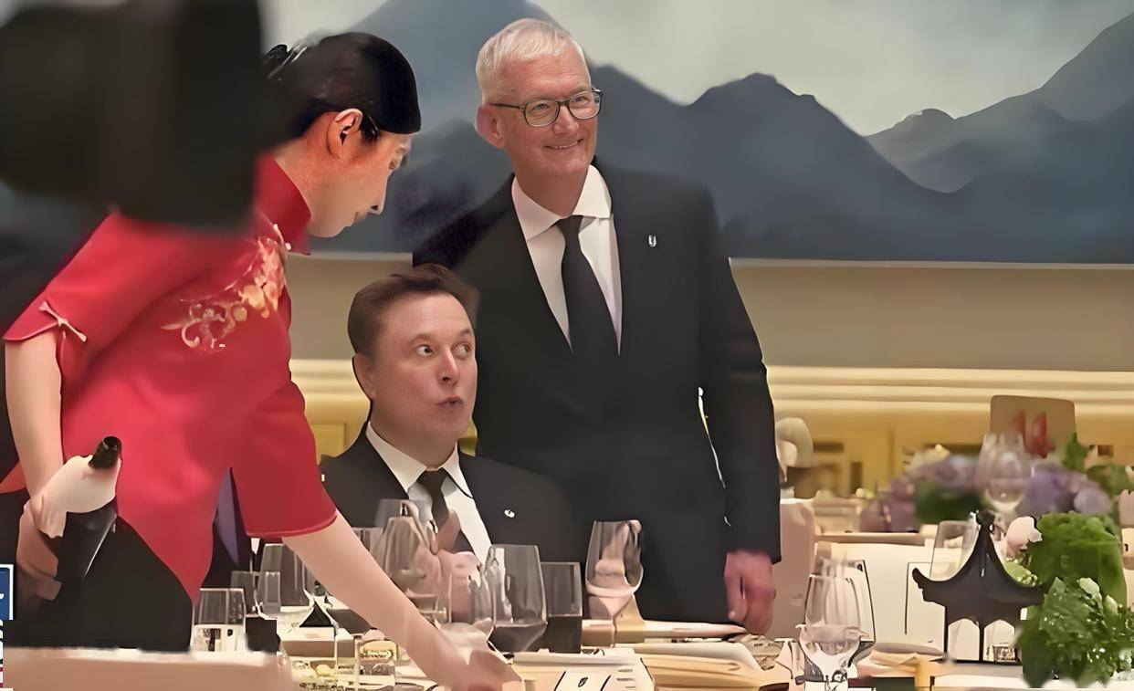 全民围观某君半蹲合影：我们崇拜的究竟是马斯克，还是自己未完成的野心？