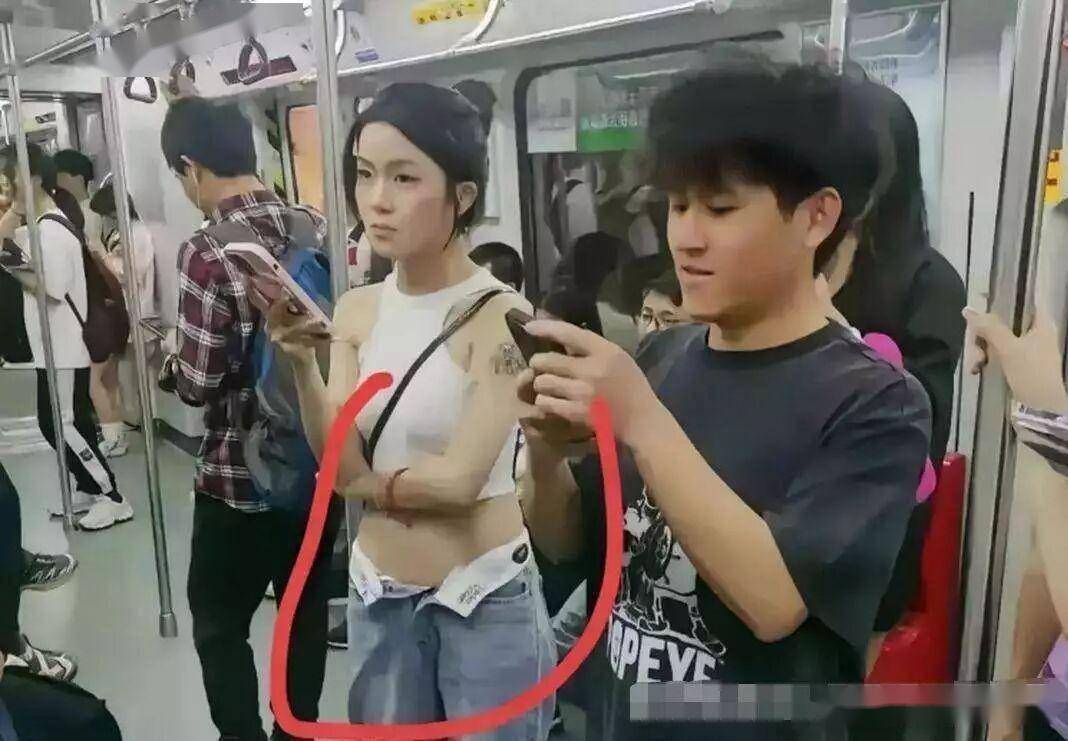 地铁大妈撕扯女孩露脐装:不知廉耻!女孩掏出一物让她瞬间闭嘴