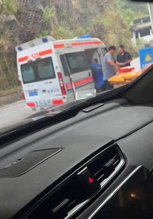 重庆巫溪120急救车疑运输化肥 卫健委:是乡镇医院的急救车(图1)
