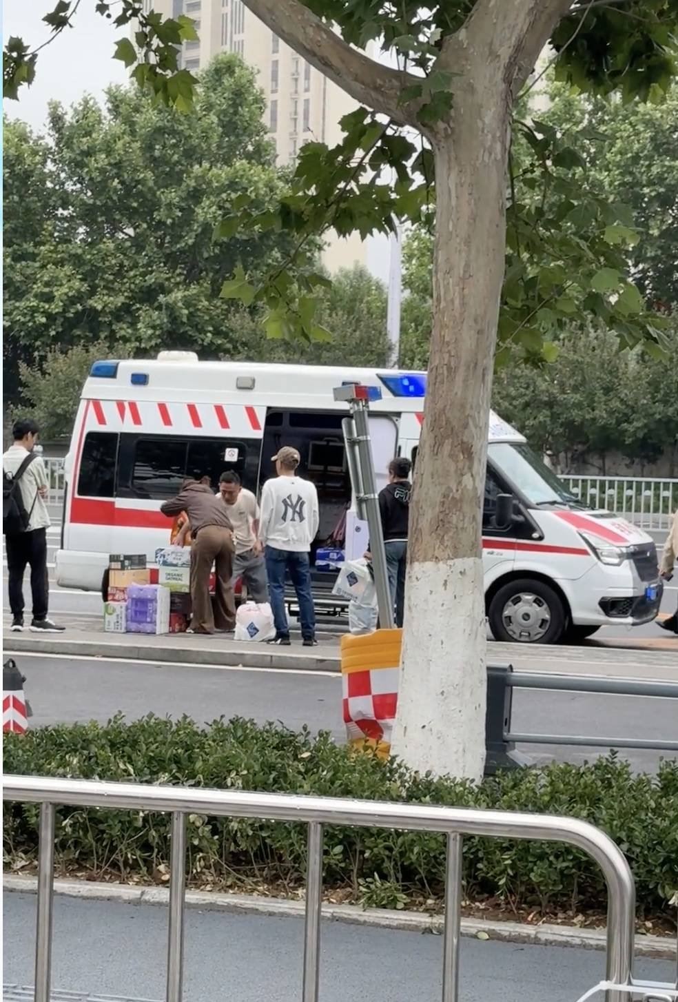 網友發視頻稱“閃燈急救車去山姆超市代購”？濟南急救回應：初步判定為黑救護車海報