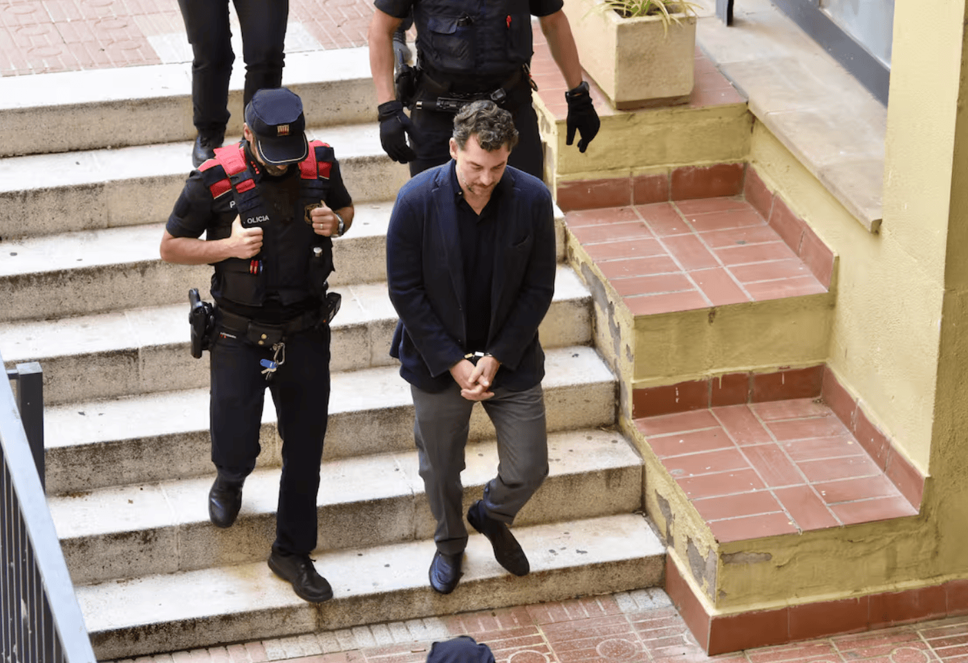 西班牙時(shí)尚大亨墜亡，其子涉嫌謀殺被逮捕：事先3次勘察現(xiàn)場(chǎng)，因被裁撤對(duì)父生恨海報(bào)