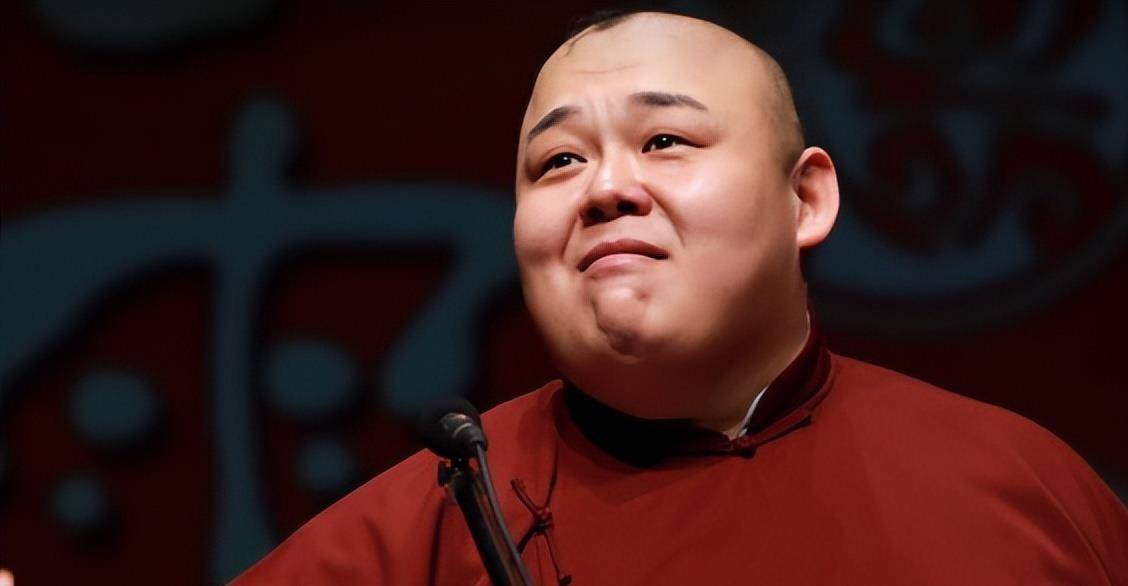 杨鹤通直播盛赞曹云金！德云社火速追责，解除其双项教学与演出职务