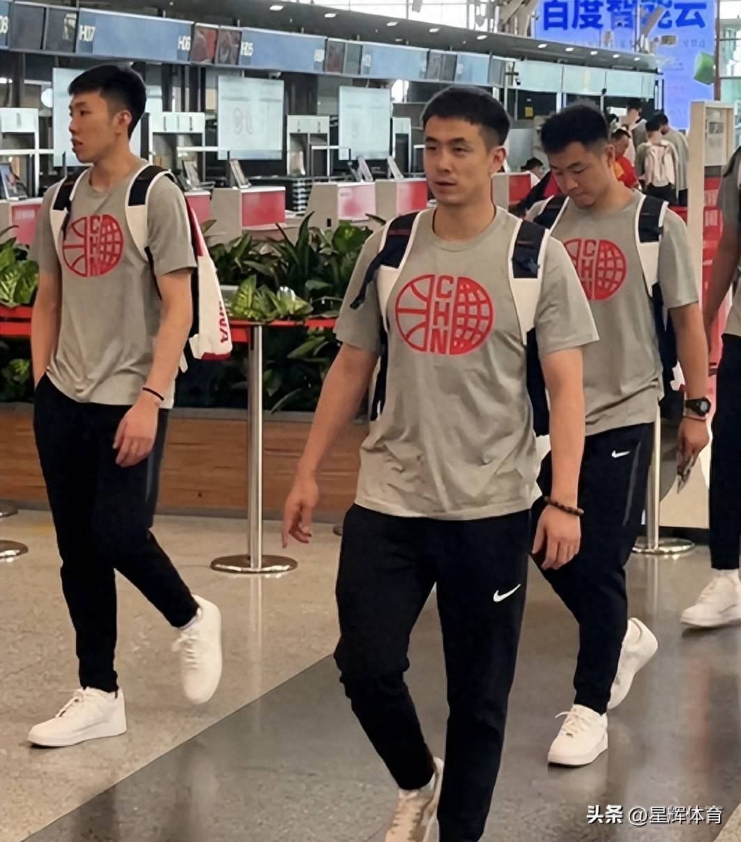 中国男篮抵达长沙！胡明轩领衔 焦泊乔很兴奋 徐昕有望热身赛打首发