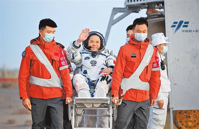 神舟二十一号航天员乘组凯旋