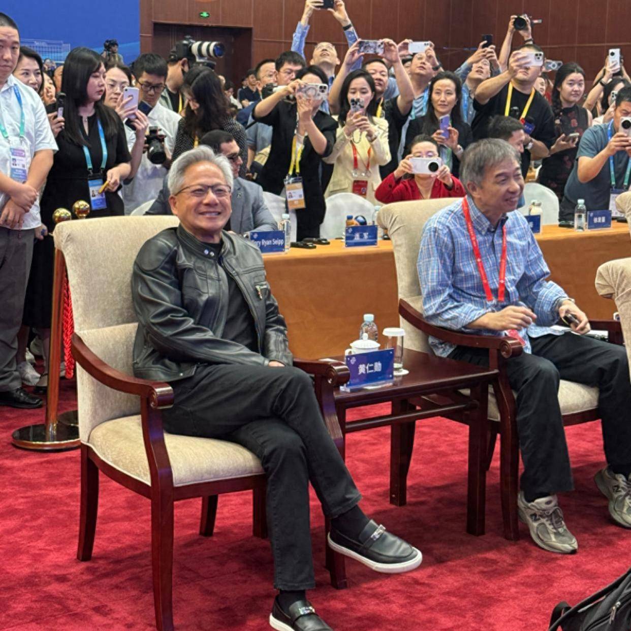 孙宇晨砸10亿喊话,虚拟AI红利见顶,这六条赛道立马变天_物理_机器人_存储