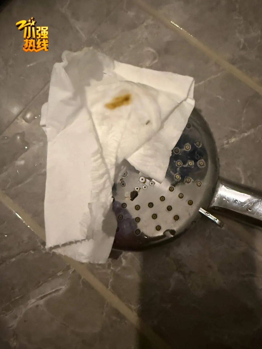 太恶心了 情侣入住时光漫居酒店洗完澡发现花洒内疑似有粪便(图2) 文章配图-1
