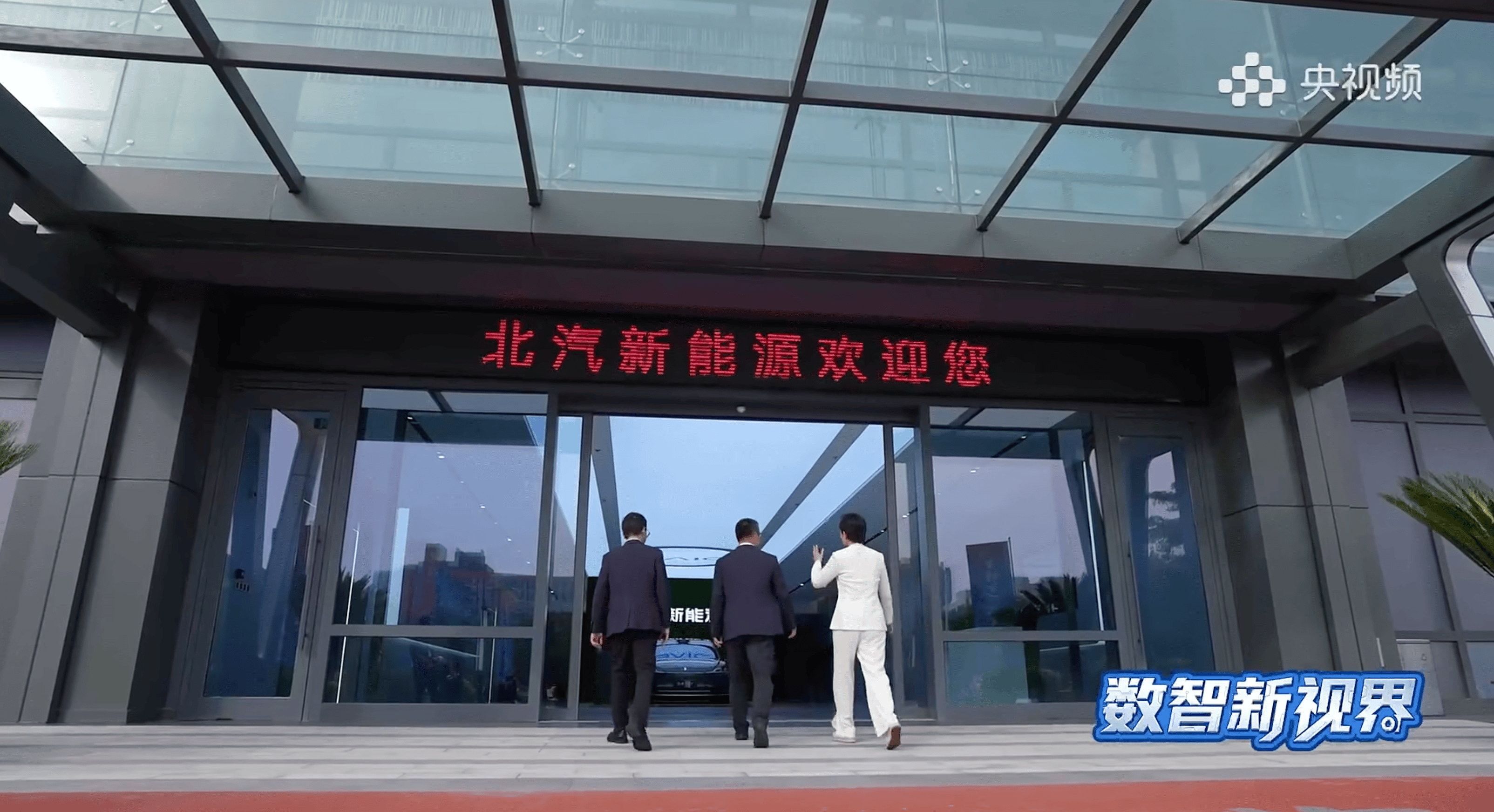 干掉跨域延迟!极狐携手卓驭亮剑:20万级首款真「舱驾一体」来了(图1)