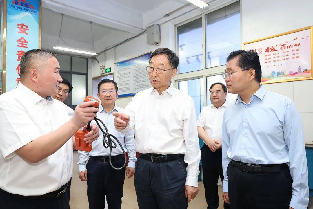 河南省委书记：针对郑州新密市一纸厂3名员工在制浆池清淤时窒息死亡事件，要深刻汲取教训，做好善后工作，严肃追责