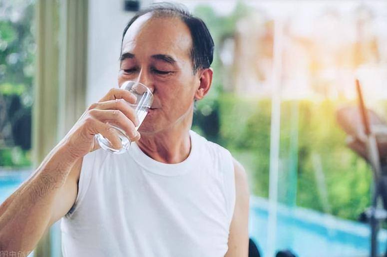 原创            人有没有肺癌，喝水就知道？提醒：肺癌患者，喝水后或有7异常