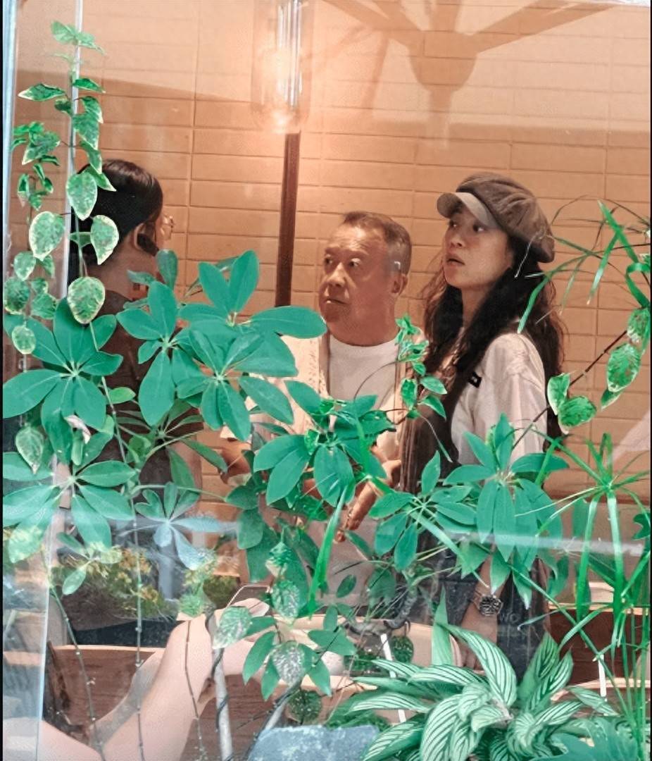 曾志伟佛山被偶遇，“红颜知己”默默陪伴，曾承诺照顾对方一生