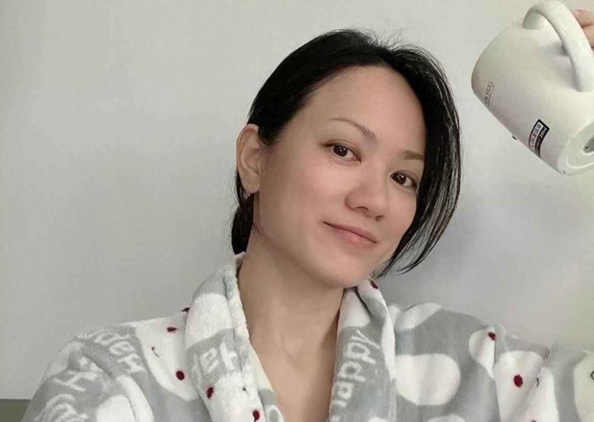 担心！香港知名演员深夜突然晒落泪照，婚后和老公坚持丁克