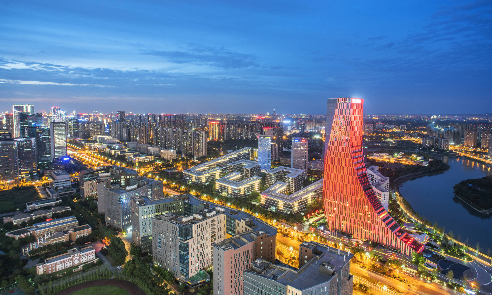 千亿之后再跃升:京东方630亿项目量产,成都高新区如何打造“世界柔谷”?