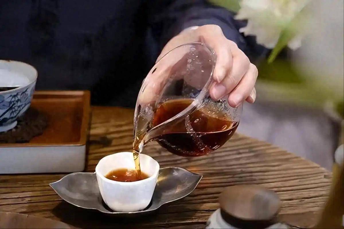 原创            心梗和喝茶有关？医生提醒：高血压老人，喝茶一定牢记“3避免”