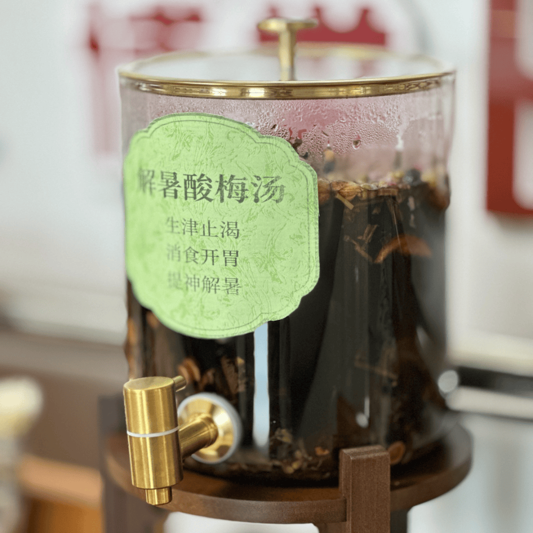 【卫健动态】炎炎夏日送清凉 杯杯茶香暖医患