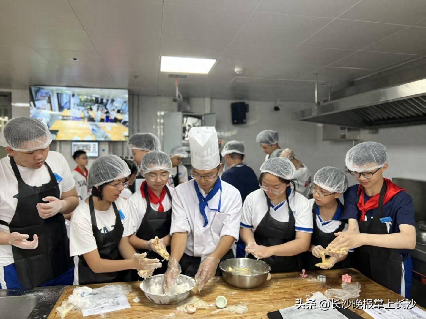 
        长沙雅礼实验学子走进湘菜学院 ：品湘菜文脉 悟劳动匠心