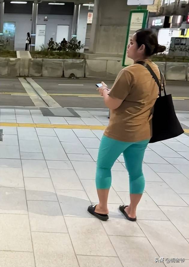 原创            方媛带俩女儿香港逛街！穿一身高奢却又土又村，身材五五分没气质