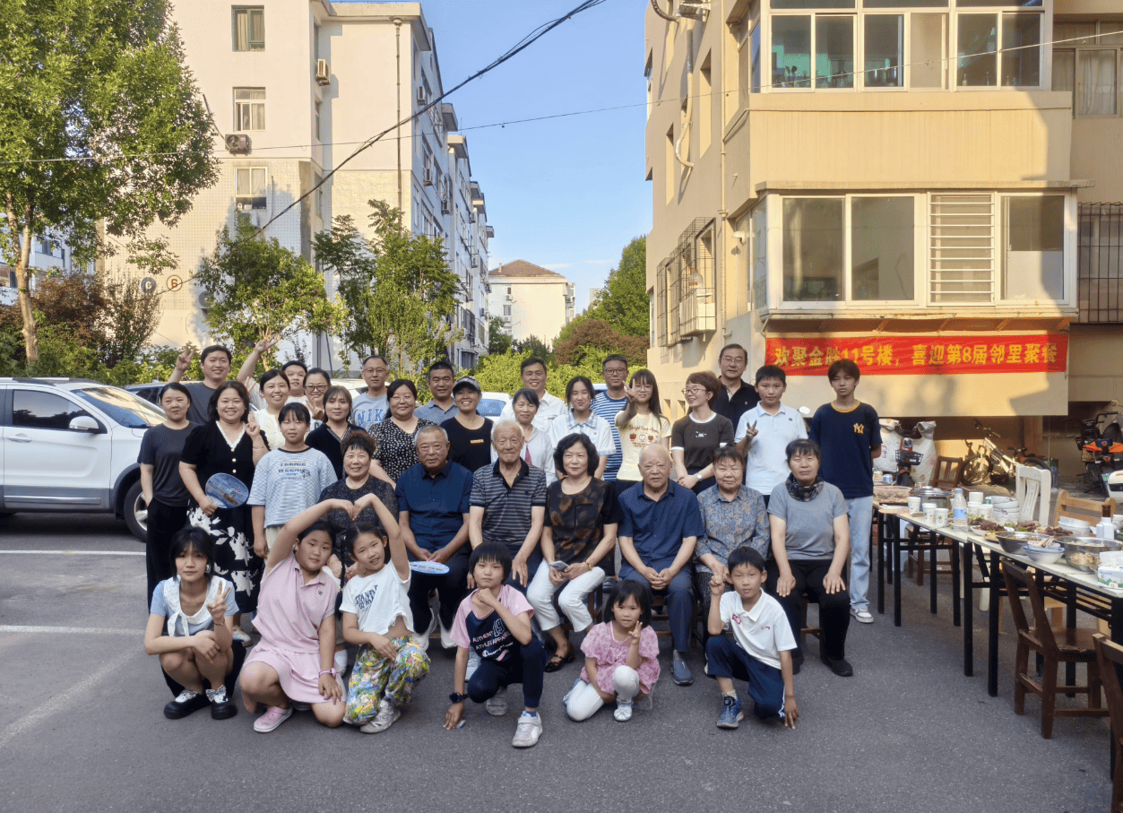 山东一栋楼邻居聚餐8年：每家出2道热菜，没事的都参加