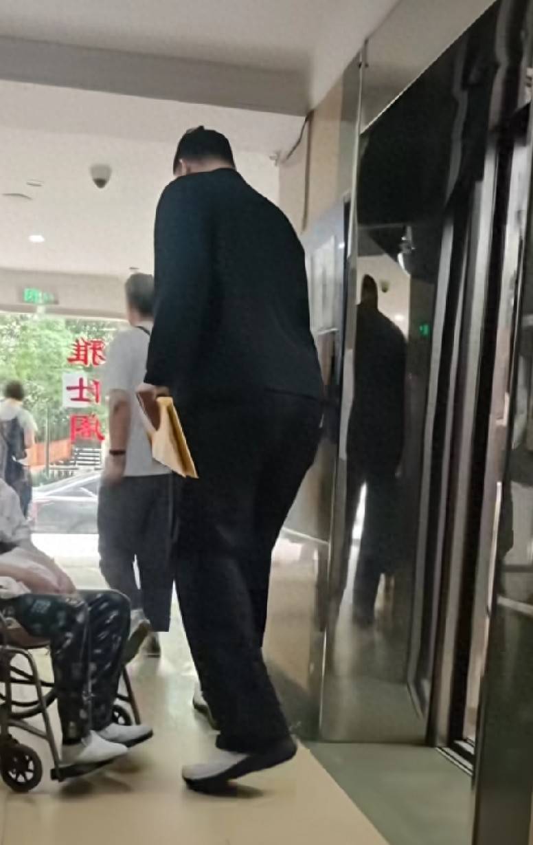 姚明父母近况：住上海老小区，偶尔回苏州探亲，儿子大姚很孝顺