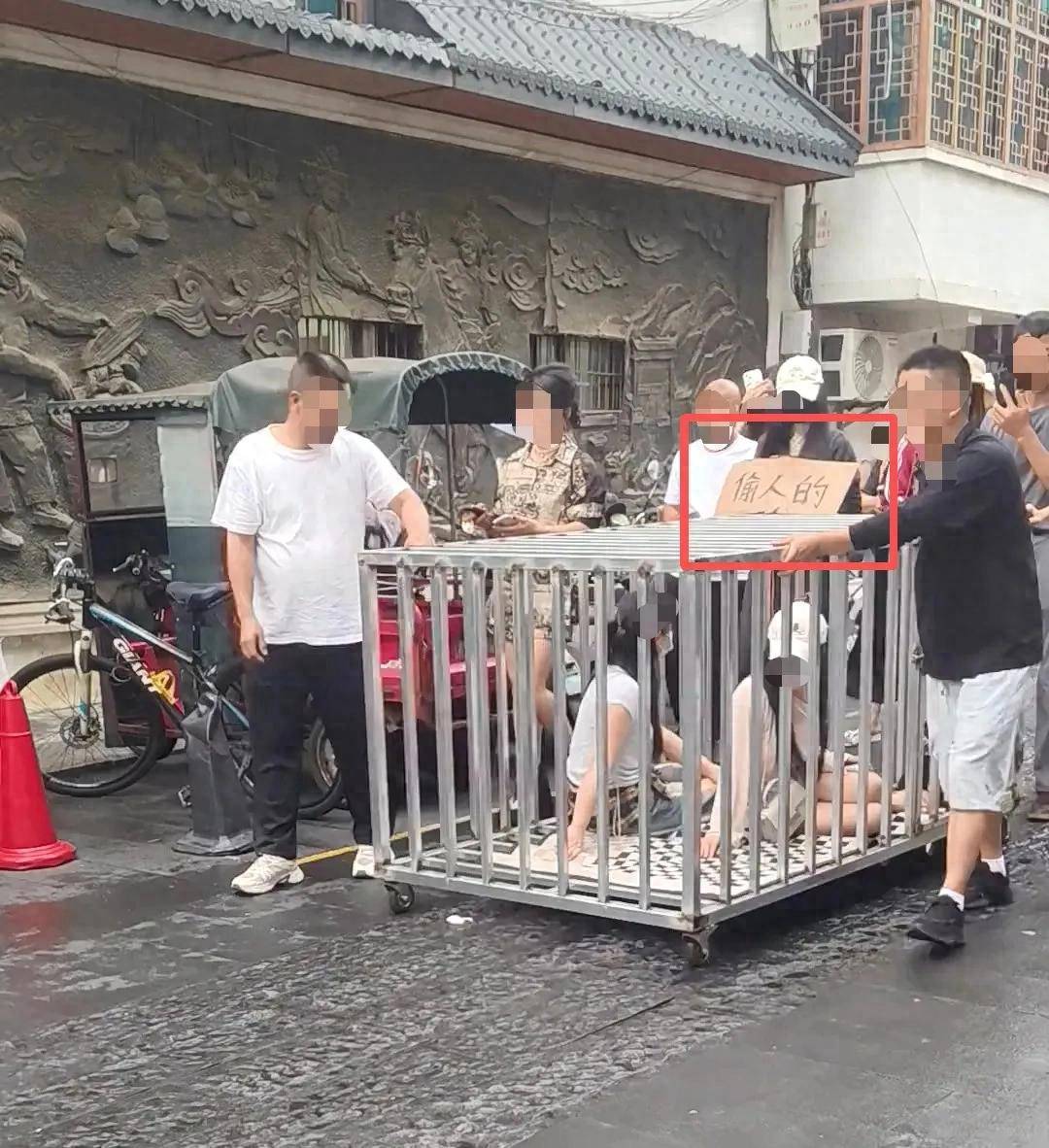 为博流量毫无底线!湖南“将两女子和狗关铁笼游街 ”摆拍事件调查:多人参与直播PK排名靠后接受关笼惩罚被拘留人员已增至9人