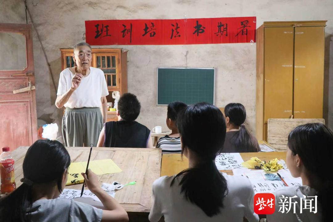 八旬乡贤办起公益书法课堂，为留守儿童筑起"文化+安全"双防线