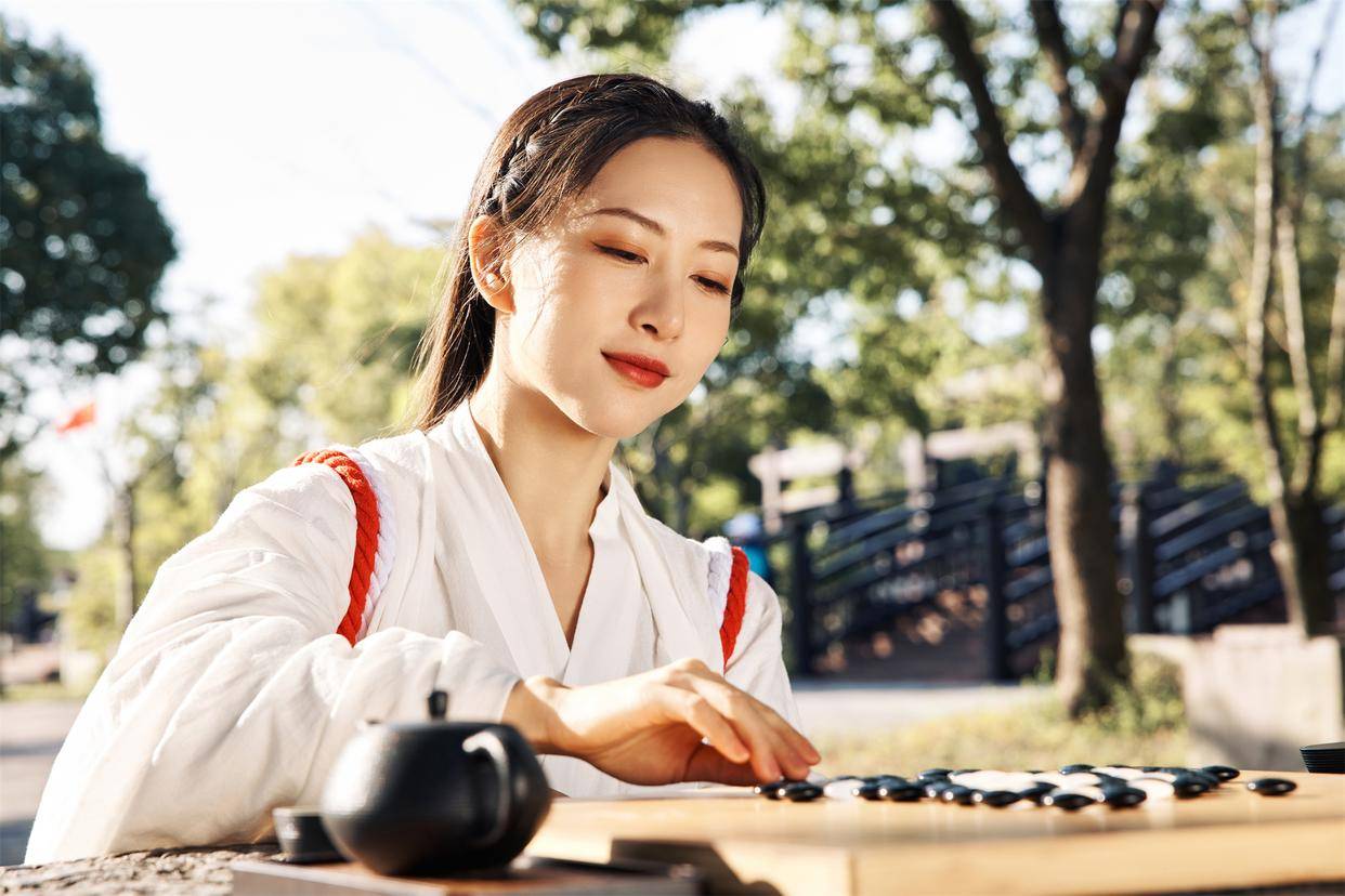 原创            已婚女人对男人动心以后，几乎都会有的举动，尤其是结了婚的