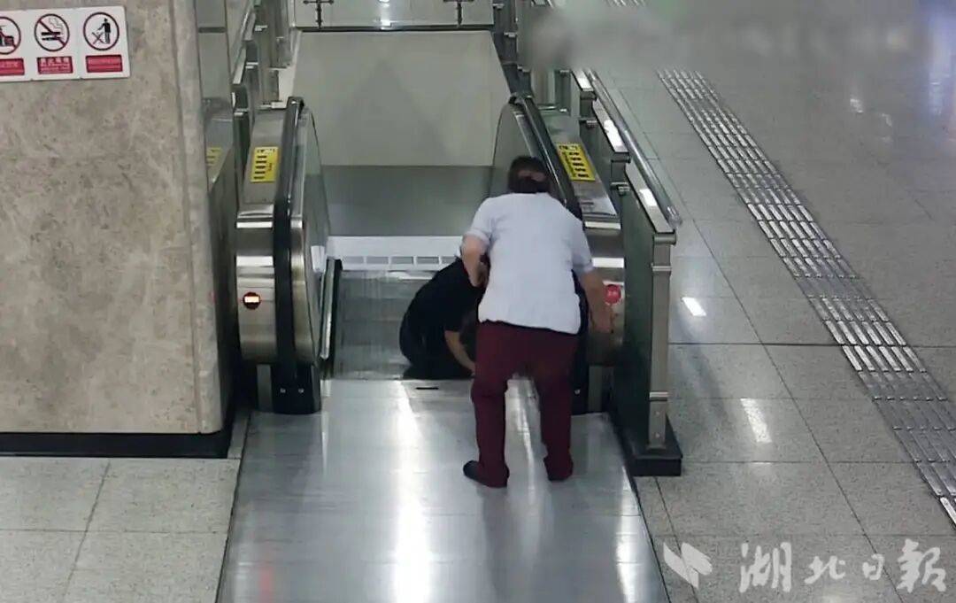 武汉一地铁站突发！“当时眼前已经黑了，但听到了向我跑来的脚步声……”