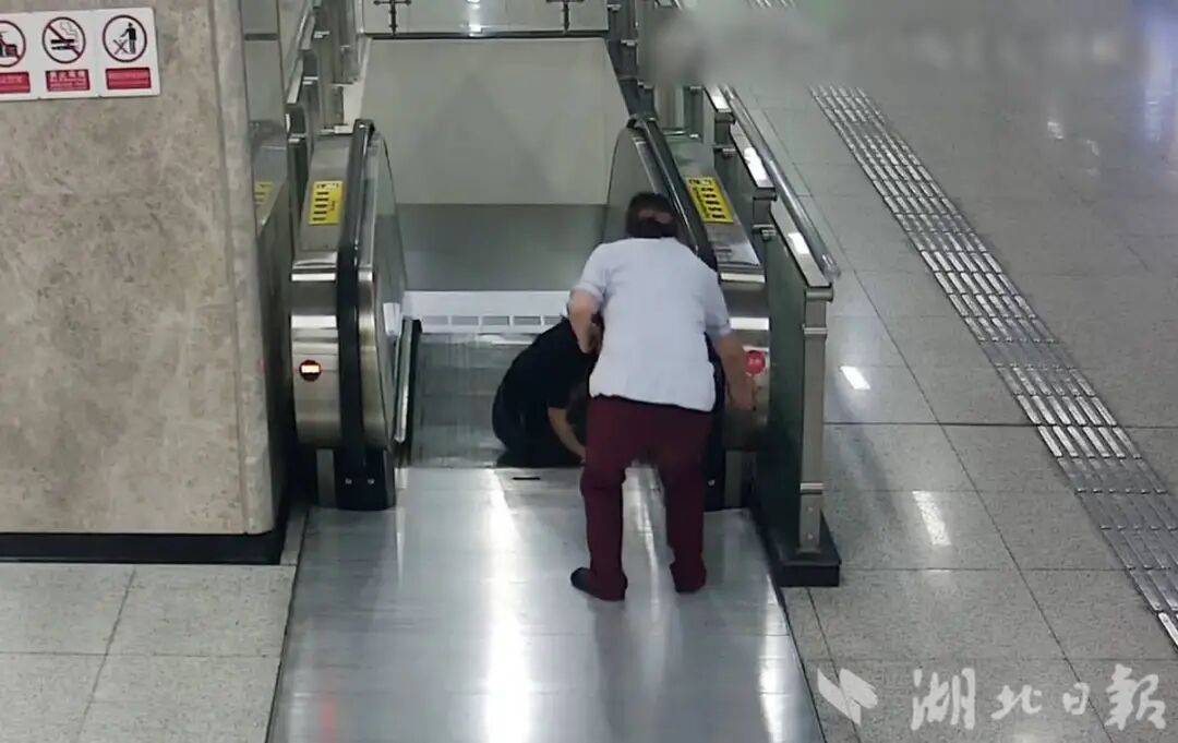 “当时眼前已经黑了，但听到了向我跑来的脚步声……”