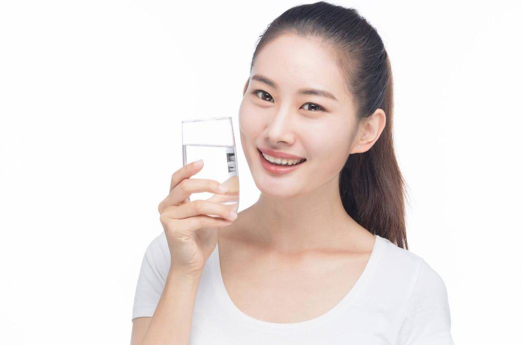 原创            中医提示：不想肠息肉恶化，喝水牢记“2少1多”，对肠道好处多